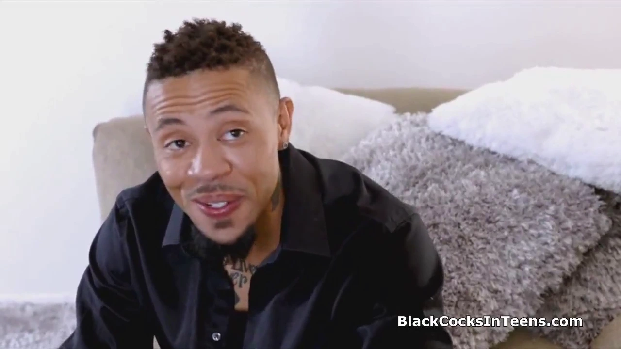 شقراء شابة مذهلة تجرب المتعة النهائية مع رجل أسود ذو قضيب كبير في هذا الفيديو. تعرض ثدييها المثيرين وجسدها الضيق والمتناغم بشغف أثناء بدء عملها.